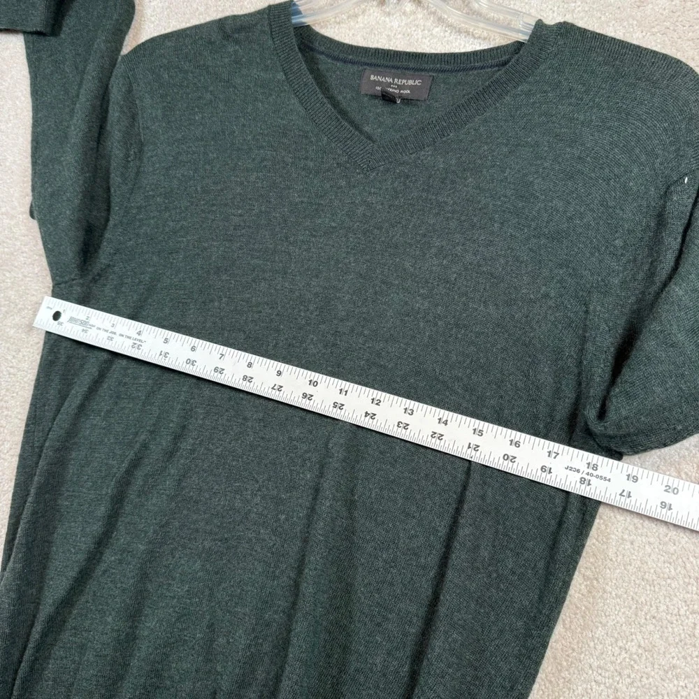 Banana Republic V-Neck Sweater Mens Medium Green 100% Merino Wool Long Sleeve
